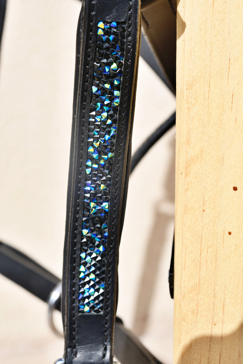 Licol en cuir noir et strass bleu - PRE-COMMANDE